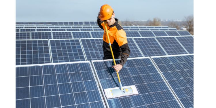 limpando placas solares